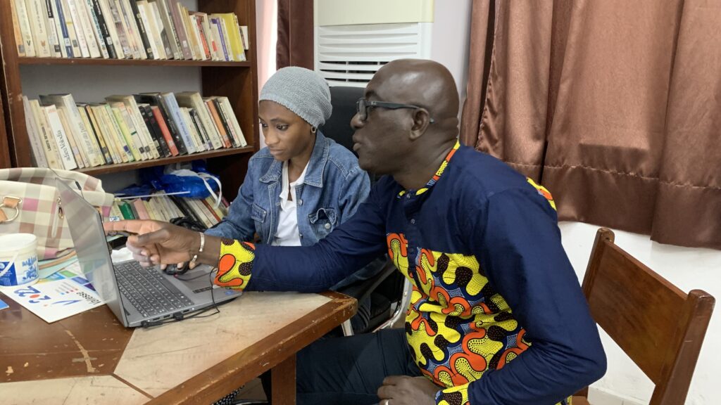 Kahou Touré et une bénévole lors de l'atelier d'initiation au projet Afrociné 