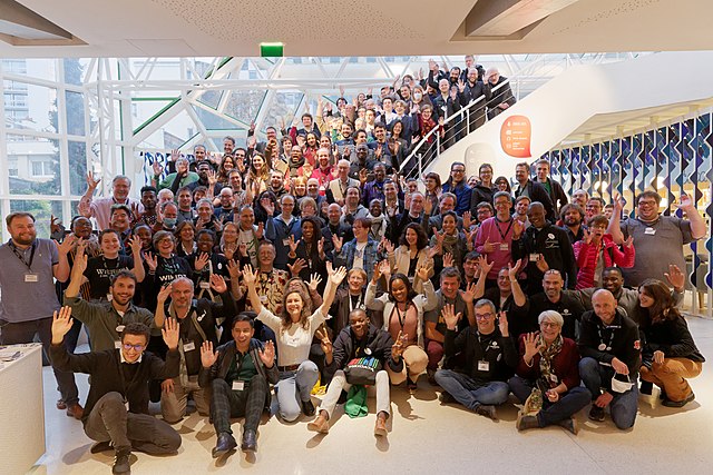 Photo de groupe des participants à Wikiconvention Francophone 2022, à Paris.