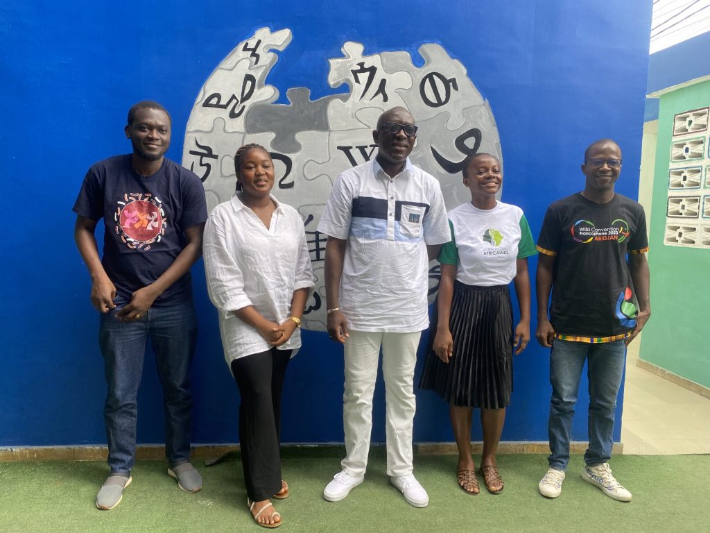 Les membres du bureau exécutif renforcé. de la gauche vers la droite : Donatien : président de WikiCiv Doriane : trésorière générale adjointe Kahou : SG adjoint Mouna : trésorière générale adjointe Didier : SG de WikiCiv